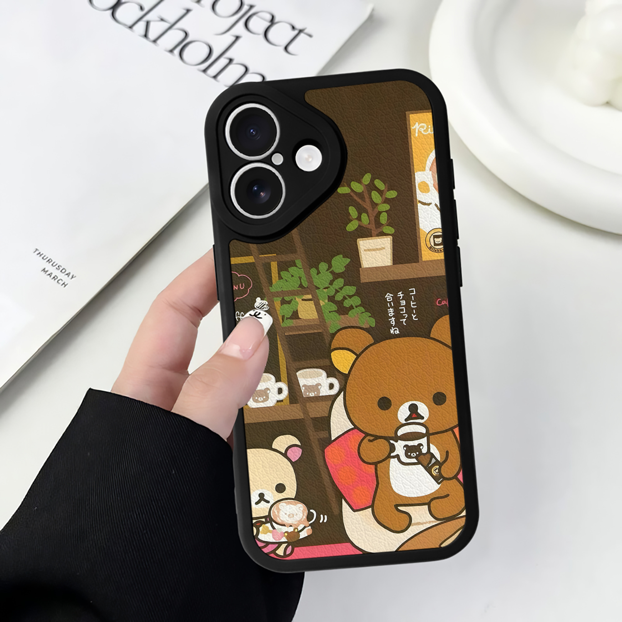 （画像用） リラックマ リラックマ キイロイトリ Rilakkuma Korilakkuma Kiiroitori 【iPhone 16シリーズ対応】シリコンスマホケース（レザー調） 材質：シリコン